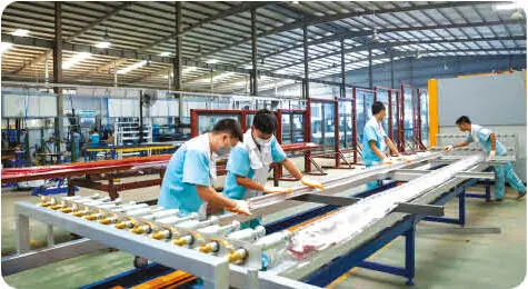 Công nhân kiểm tra nan cửa